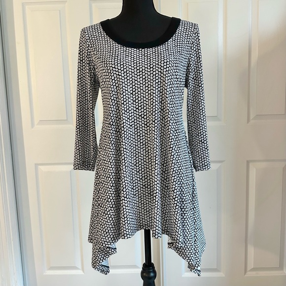 Karen Kane Tops - Karen Kane Black and White Coffee Bean Print Stretch Handkerchief Hem Tunic Top